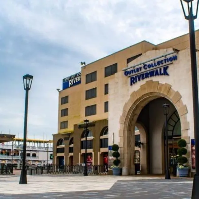 Riverwalk Outlets & Mississippi River Walk — 30 min - 1 hour; 1-2 hours pre-cruise activity near Port of New Orleans