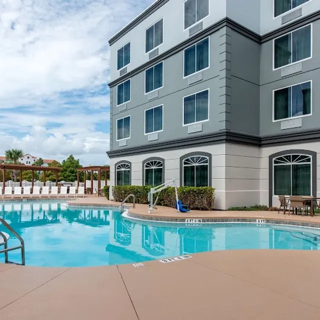 Country Inn & Suites Cape Canaveral — pre-cruise hotel 3 min drive from Port Canaveral