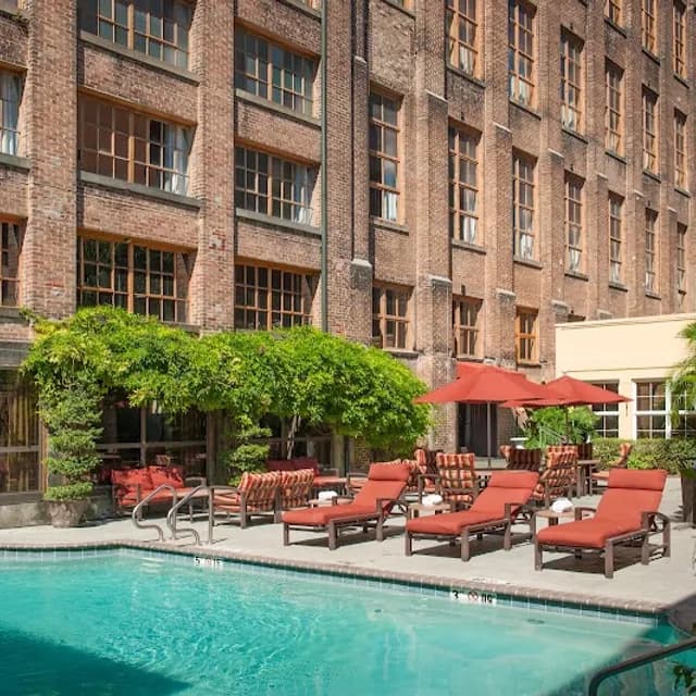 Hampton Inn & Suites Convention Center — pre-cruise hotel 7 min drive from Port of New Orleans