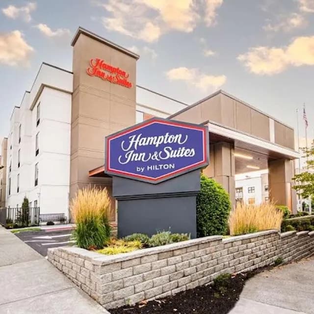 Hampton Inn & Suites Seattle-Downtown — pre-cruise hotel 8 min drive to Pier 66, 15 min drive to Pier 91 from Port of Seattle