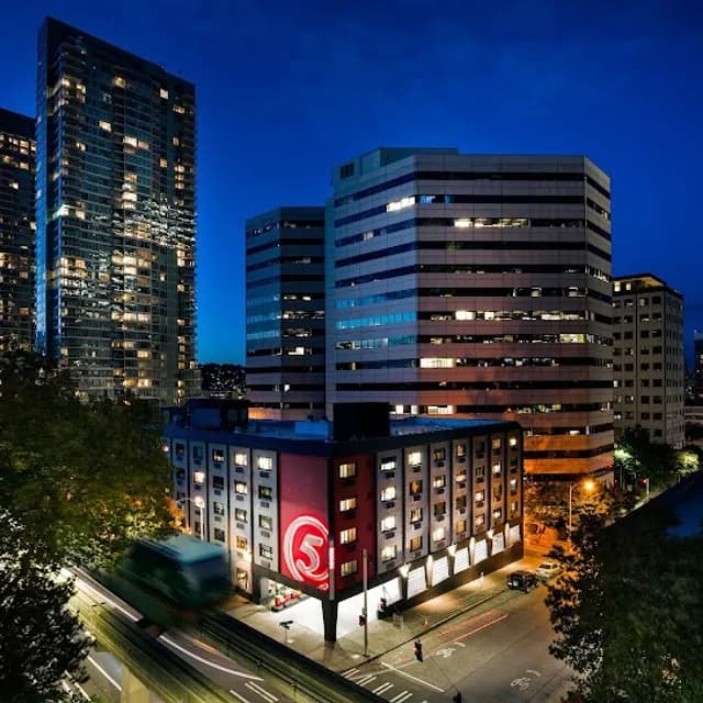 Staypineapple Hotel Five — pre-cruise hotel 8 min drive to Pier 66, 15 min drive to Pier 91 from Port of Seattle