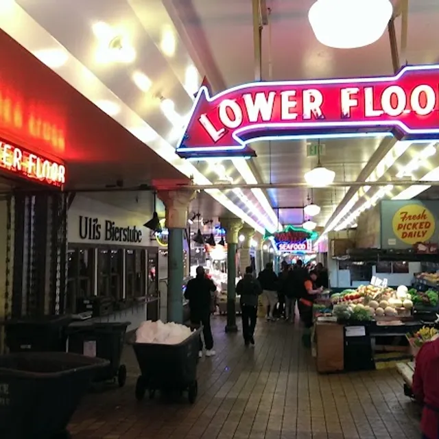 Pike Place Market Fish Throwing — 30 min - 1 hour pre-cruise activity near Port of Seattle