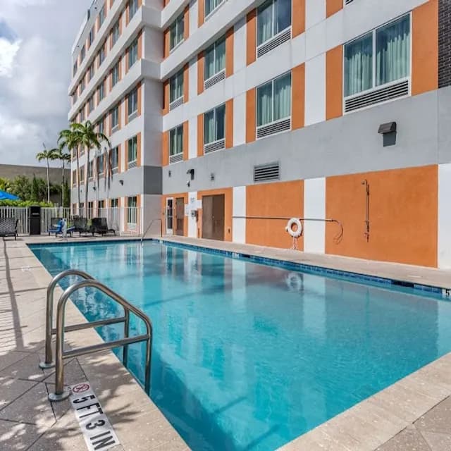 Comfort Suites Fort Lauderdale Airport Cruise Port — pre-cruise hotel 10 min drive from Port Everglades