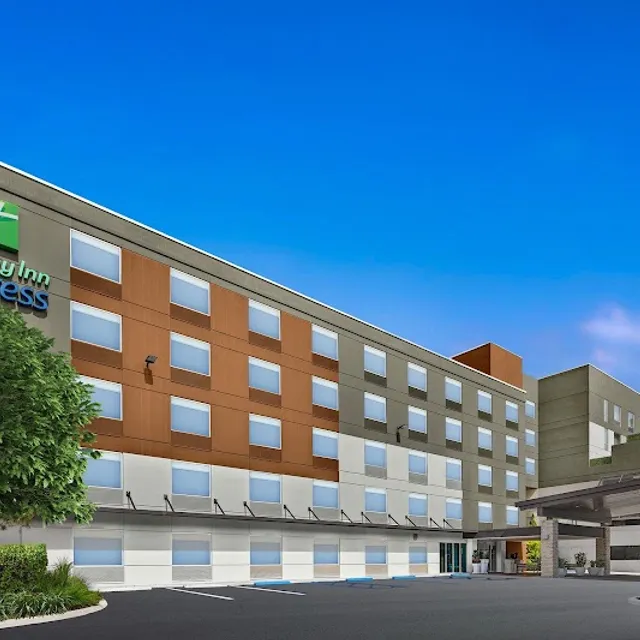 Holiday Inn Express Ft. Lauderdale Cruise-Airport — pre-cruise hotel 2 min drive from Port Everglades